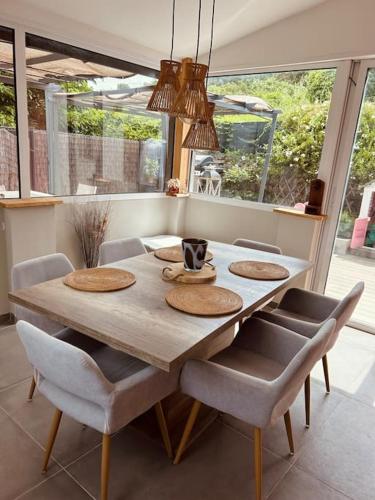 une table à manger avec des chaises et une salle à manger dans l'établissement Maison familiale avec véranda, à Vallauris