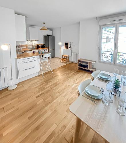 un salon avec une table et une cuisine dans l'établissement L'Éclat de Serris Proche Disney, à Serris