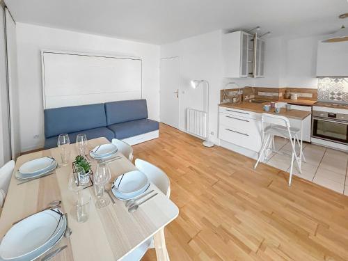 une cuisine et un salon avec une table et des chaises dans l'établissement L'Éclat de Serris Proche Disney, à Serris