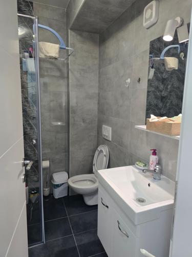 Bilik mandi di I&B Ohrid
