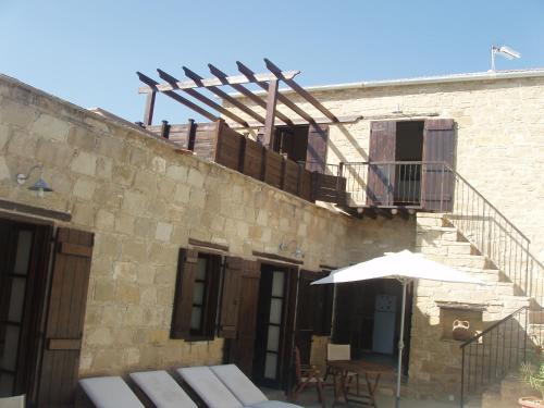 Το κτήριο όπου στεγάζεται  the country house