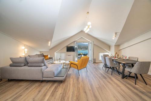 ein Wohnzimmer mit Couch und ein Esszimmer in der Unterkunft Porta nel Blu in Argostoli