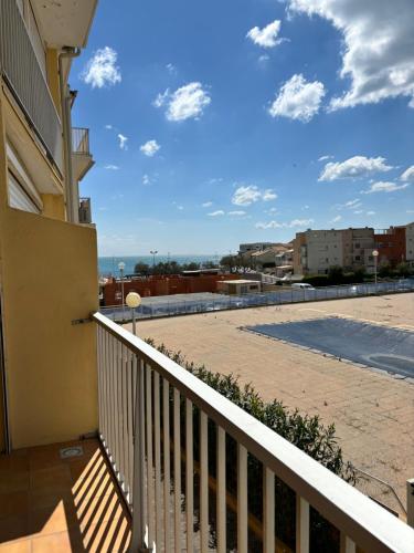 una vista dal balcone di un edificio di Location appartement de vacances a Cap d'Agde