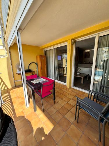 Il dispose d'une terrasse avec une table et des chaises. dans l'établissement Location appartement de vacances, au Cap d'Agde