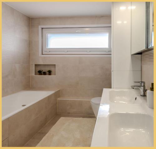 une salle de bain avec une baignoire, des toilettes et un lavabo dans l'établissement Chez Ami I T3 I Annemasse, à Annemasse