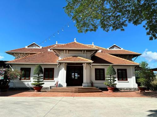 a white house with a red roof at CHUONG DUONG HOTEL in My Tho