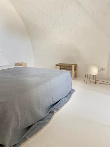 a white room with a bed and a table at Galeta Masseria in Nardò