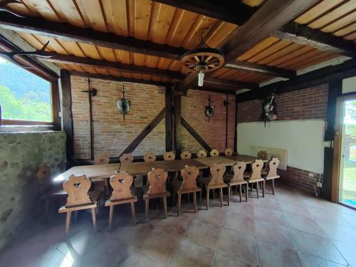a conference room with a long table and chairs at Casa Bunicului in Poplaca