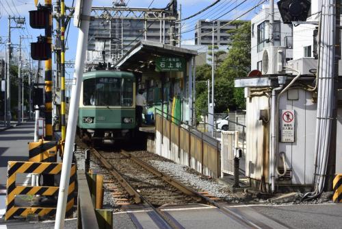 a green train is pulling into a train station at EMS Enoshima クラシックゲストハウス 寝室は個室 犬OK in Fujisawa