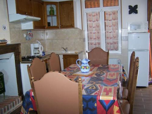 une cuisine avec une table avec un vase dessus dans l'établissement gite les beaudries, à Rilly-sur-Loire