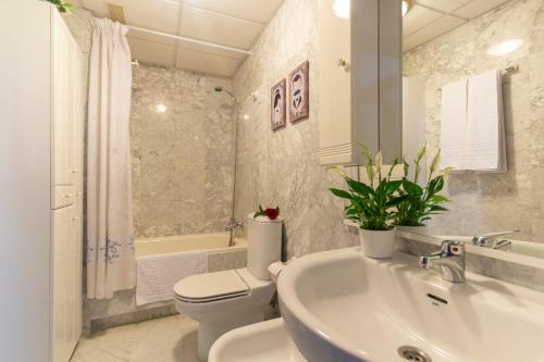 Koupelna v ubytování APARTAMENTO ADULTOS CENTRO N V 1 free parking
