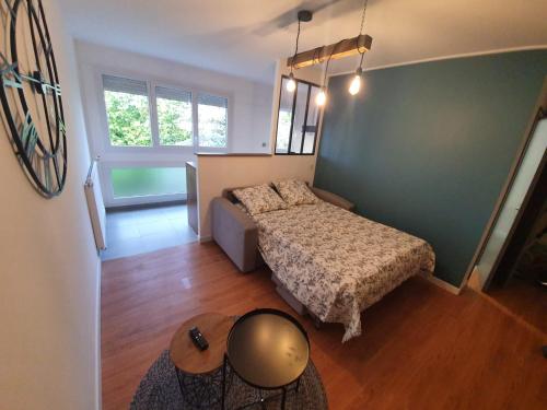 une petite chambre avec un lit et une table dans l'établissement La citadine, à Cholet