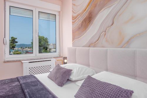 Ένα ή περισσότερα κρεβάτια σε δωμάτιο στο Villa Lungomare with private pool