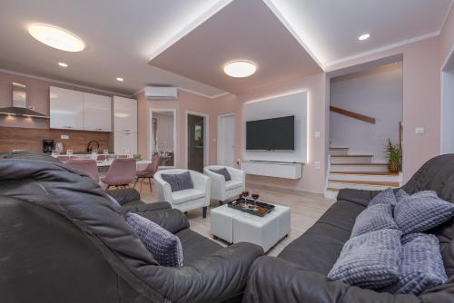 Villa Lungomare with private pool