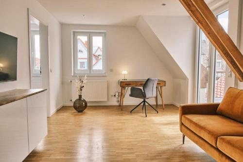 スパイヤーにあるHotel 'Zum Augarten'のリビングルーム(ソファ、デスク付)