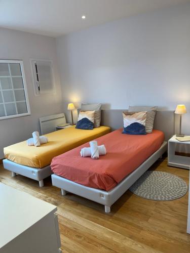 deux lits jumeaux dans une chambre avec parquet dans l'établissement VILLA ETCHE CAROLA BIDART - Le peintre Appartement 1er Étage, à Bidart