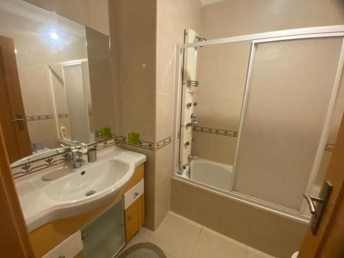 Ένα μπάνιο στο Two bedroom apartment with pool