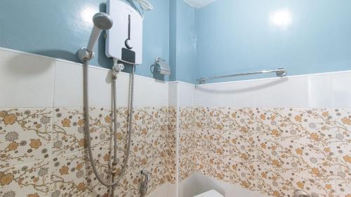 Bilik mandi di RedDoorz at Queens Hometel