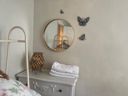 Postel nebo postele na pokoji v ubytování Lovely 1 bedroom flat 5 minutes walk from station