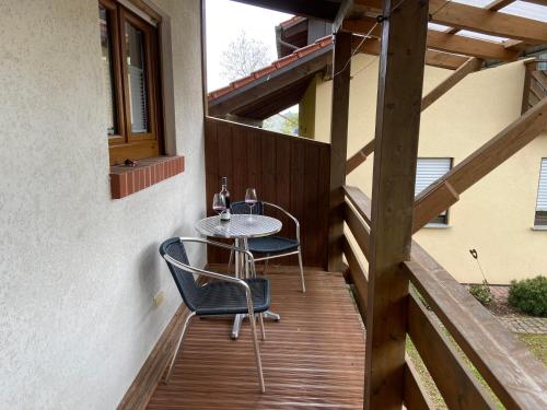 un patio con tavolo e sedie su un ponte di Haus Edith a Gossersweiler-Stein