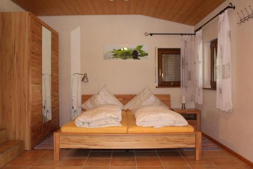 ein Bett mit vier Kissen darauf in einem Zimmer in der Unterkunft Haus Edith in Gossersweiler-Stein