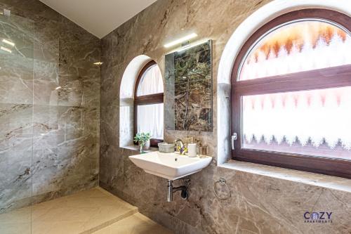 Ένα μπάνιο στο Unique and Cozy ApartHotel in Brasov
