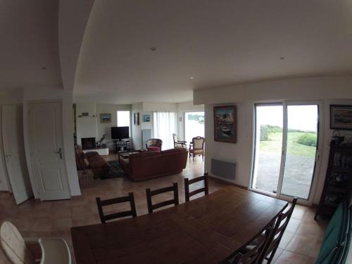 un salon avec une table et un canapé dans l'établissement Maison vue mer imprenable, à Groix