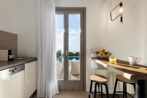 Kuchyň nebo kuchyňský kout v ubytování Eolia Luxury Villas