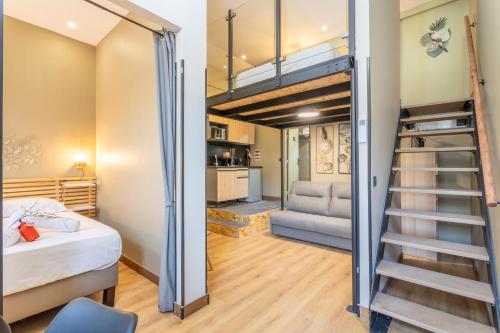 - une chambre avec des lits superposés et un escalier dans l'établissement ADIRA Marseille Montgrand 2 étoiles, à Marseille