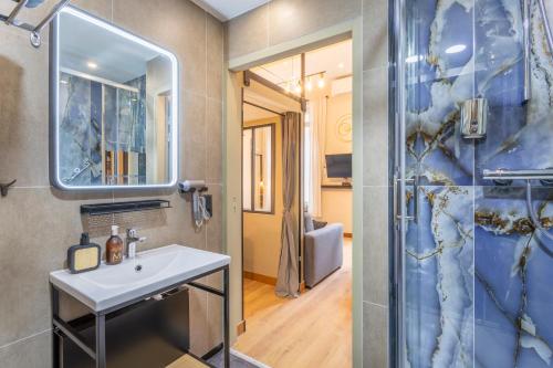 une salle de bain avec un lavabo et une douche dans l'établissement ADIRA Marseille Montgrand 2 étoiles, à Marseille