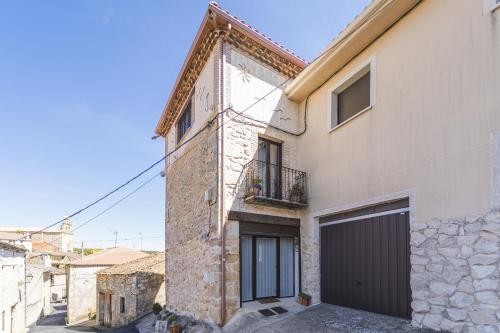 a large brick building with a garage at El Rincón de Hornuez in Moral