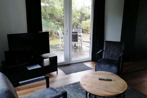 Χώρος καθιστικού στο Modern gezinsvriendelijke chalet op de Veluwe