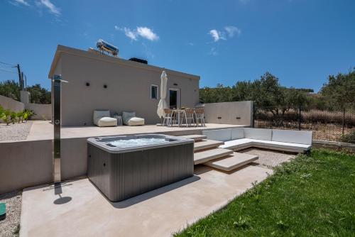 a backyard with a hot tub and a patio at Christini Secrets in Plátanos