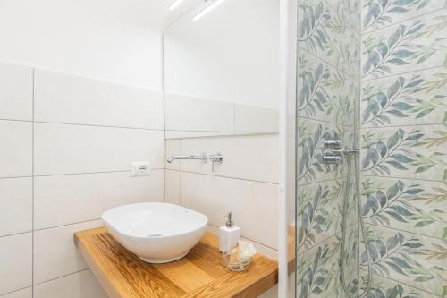 Bilik mandi di Mariposa Rooms
