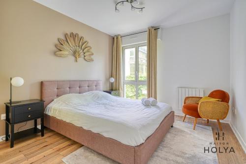 une chambre avec un lit et une fenêtre dans l'établissement Le Bora - Proche de Paris - 339B, à Nogent-sur-Marne