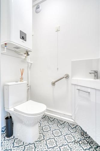 une salle de bain blanche avec des toilettes et un lavabo dans l'établissement Le Bora - Proche de Paris - 339B, à Nogent-sur-Marne