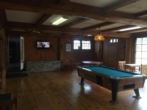 Τραπέζι μπιλιάρδου στο Stonybrook Motel & Lodge