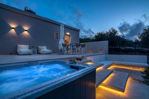 a hot tub in the backyard of a house at Christini Secrets in Plátanos