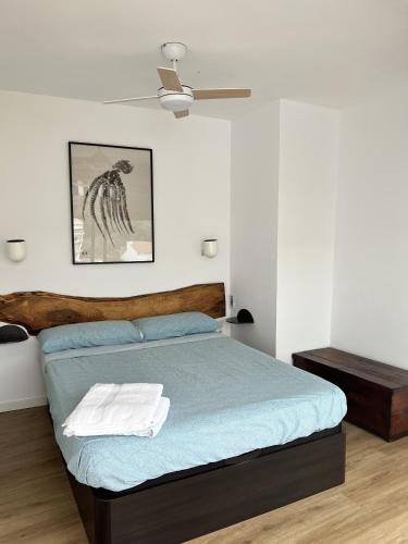 a bedroom with a bed and a ceiling fan at Precioso Duplex en Cala Salionç Tossa de Mar in Girona