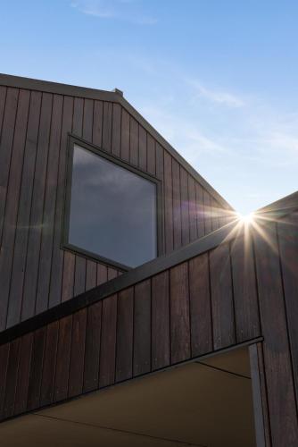 a sun shines on the roof of a building at Bendigo Lodges in Bendigo