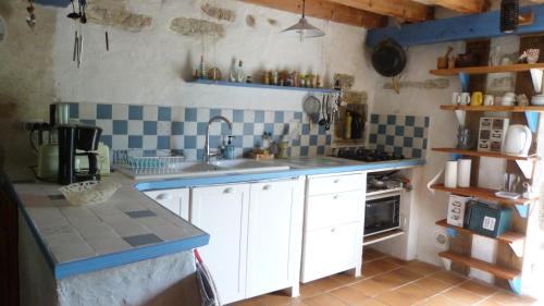 une cuisine avec un évier et un plan de travail dans l'établissement Charmante maison du XVIIe siècle, à Came