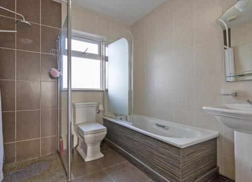 Koupelna v ubytování Matthews Cottage Doonbeg sleeps 6 by Trident Holiday Homes