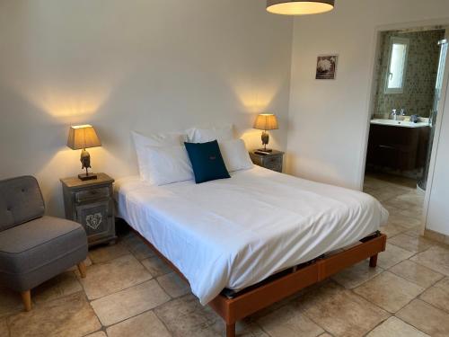 - une chambre avec un lit, une chaise et un lavabo dans l'établissement Villa avec piscine chauffée Nice collines, à Nice