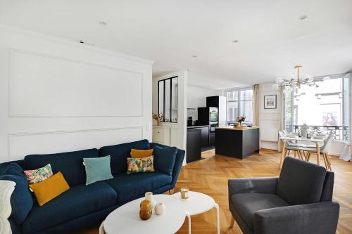un salon avec un canapé bleu et une table dans l'établissement Trendy apartment - 2BR-4P - Saintonge-Le Marais, à Paris