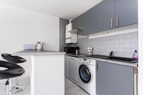une cuisine avec une machine à laver et un évier dans l'établissement Studio à 50 m de la plage avec parking, à Palavas-les-Flots