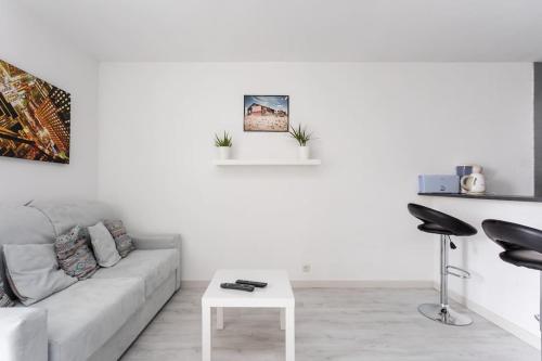 un salon blanc avec un canapé et une table dans l'établissement Studio à 50 m de la plage avec parking, à Palavas-les-Flots