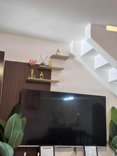 Una televisión o centro de entretenimiento en Ys staycation