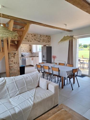 un salon avec un canapé et une table dans l'établissement Au Cœur Des Champs, à La Petite-Boissière