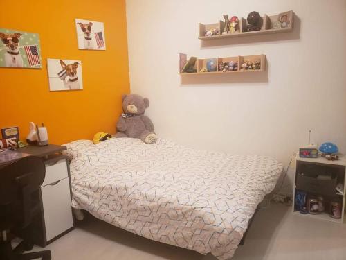 - un ours en peluche assis sur un lit dans une chambre dans l'établissement Maison gemenos piscine proche plage 9 couchages clim marseille, à Gémenos