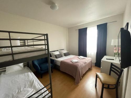 Postel nebo postele na pokoji v ubytování Hotell Skinnargården